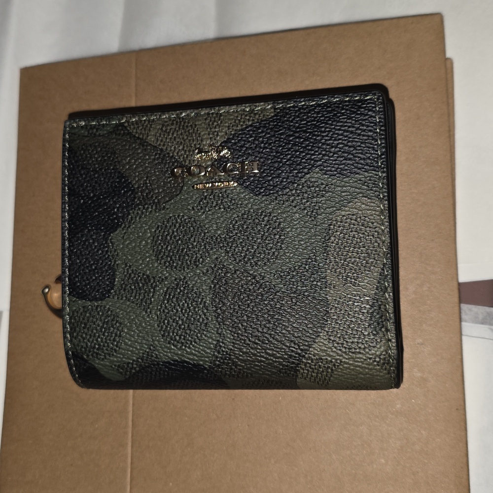 Coach Camo Wallet NWT Includes Box Perfect For A Christmas Gift.
